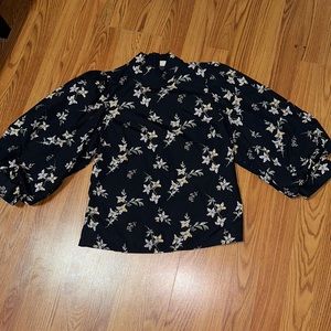 Levi’s long sleeve, never worn, has no tags, kinda baggy on the arms.